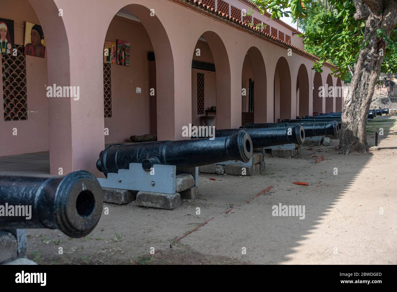 Canoni all'interno di Fort Jesus a Mombasa Foto Stock