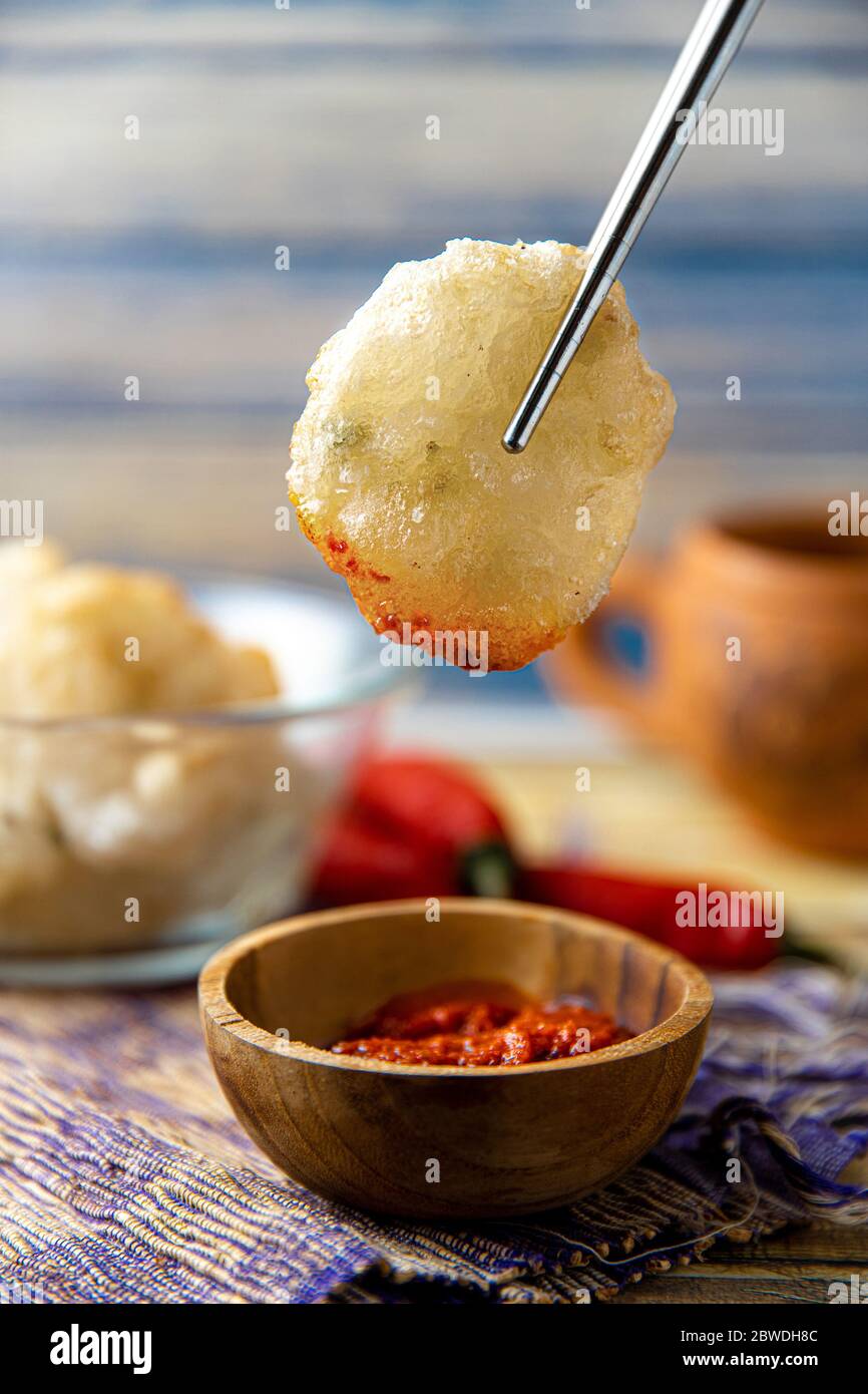 Cireng o aci goreng è uno spuntino che proviene dalla regione occidentale di Java Sunda Bandung in Indonesia, fatto friggendo una miscela di pasta fatta di tapioca Foto Stock