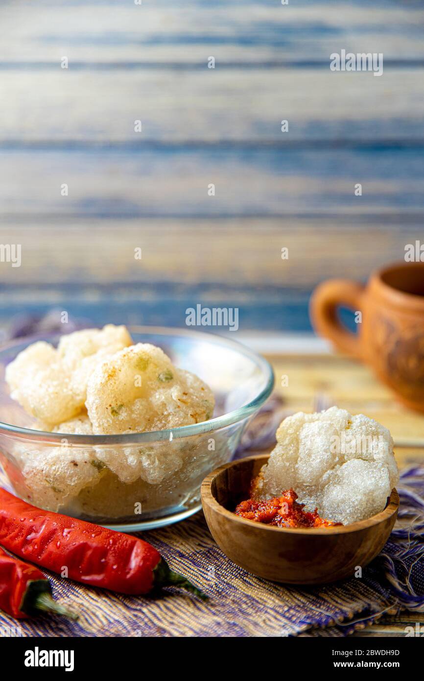 Cireng o aci goreng è uno spuntino che proviene dalla regione occidentale di Java Sunda Bandung in Indonesia, fatto friggendo una miscela di pasta fatta di tapioca Foto Stock