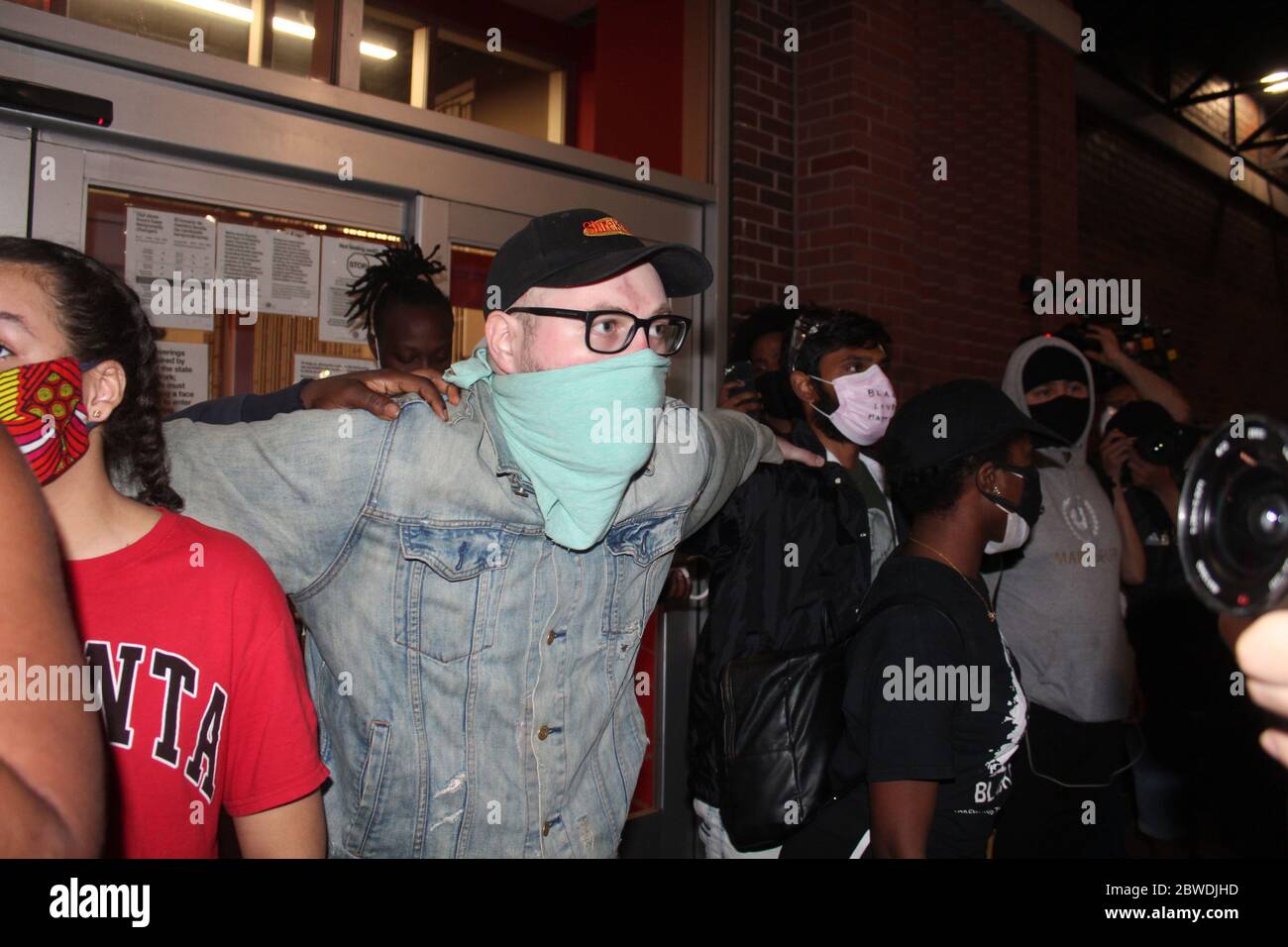 New York, New York, Stati Uniti. 30 maggio 2020. I manifestanti sono scesi per un terzo giorno nelle strade di New York per la morte di George Floyd. Questi dimostranti bloccano la folla che vuole far tempesta al negozio Target dopo aver lasciato il Barclay Center a Brooklyn. Il NYPD ha confermato che almeno 345 arresti sono stati fatti Sabato e 33 poliziotti feriti in tutta la città. Questo porta a arresti totali a più di 600 da quando sono scoppiate le proteste giovedì sera. Il sindaco Bill de Blasio ha detto che non stava pensando a un coprifuoco. Credit: Marie le BLE/ZUMA Wire/Alamy Live News Foto Stock