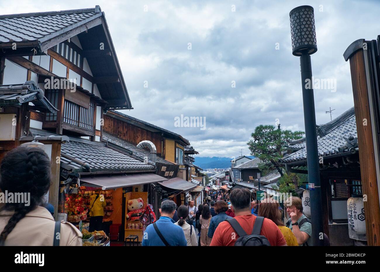 KYOTO, GIAPPONE - 18 OTTOBRE 2019: La strada affollata di gente Matsubara-dori piena di caffè e negozi di souvenir vicino al tempio Kiyomizu-dera. Kyoto. Japa Foto Stock