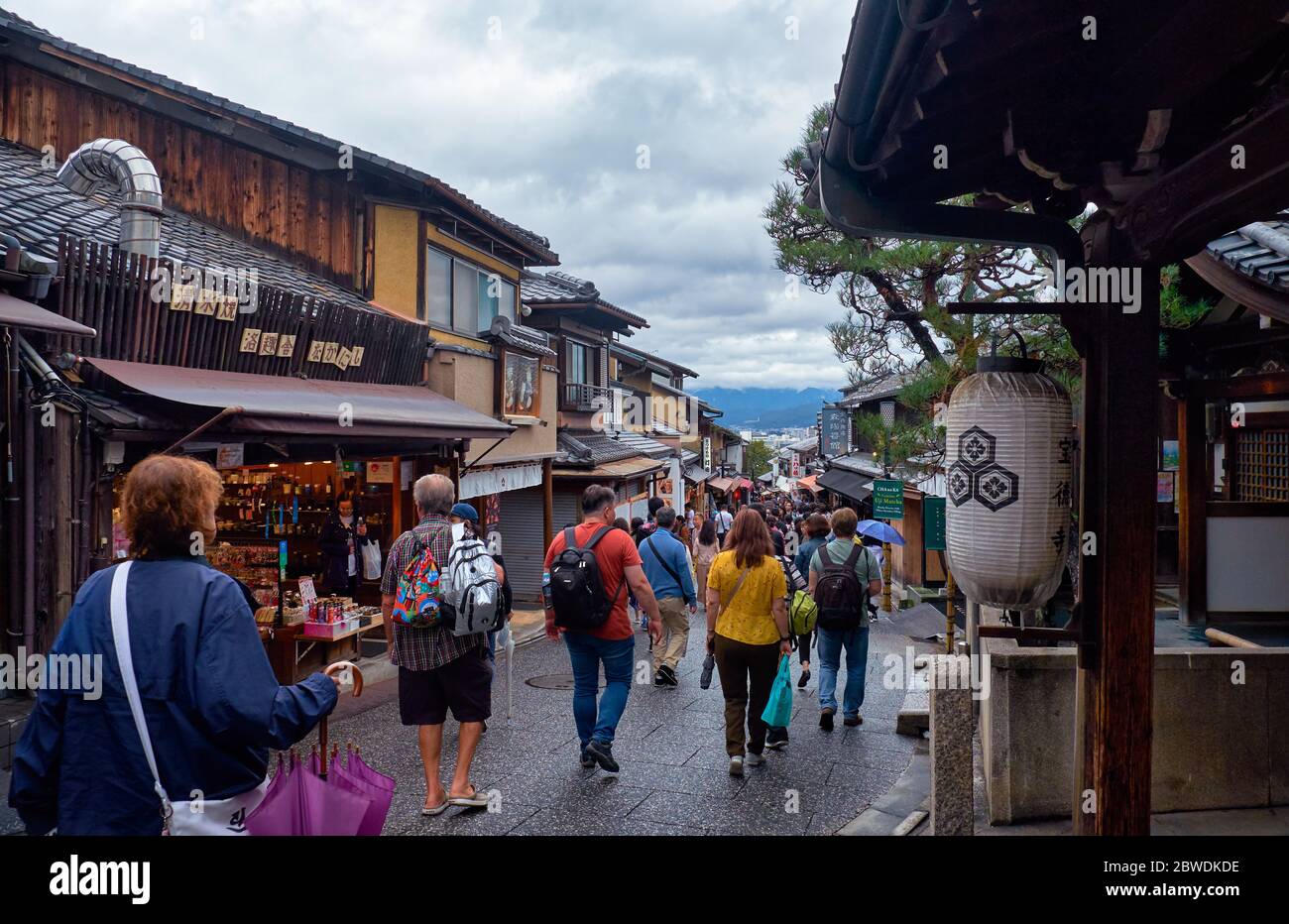 KYOTO, GIAPPONE - 18 OTTOBRE 2019: La strada affollata di gente Matsubara-dori piena di caffè e negozi di souvenir vicino al tempio Kiyomizu-dera. Kyoto. Japa Foto Stock