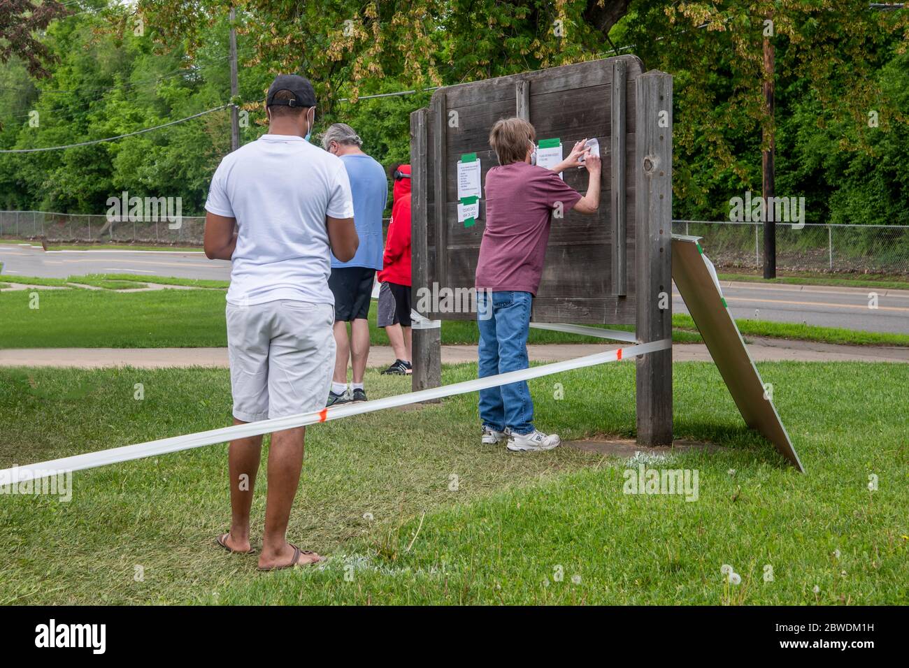 St. Paul, Minnesota. Persone in fila e compilare il modulo per ottenere un test gratuito covid-19 dalla Guardia Nazionale presso l'Armeria. Foto Stock