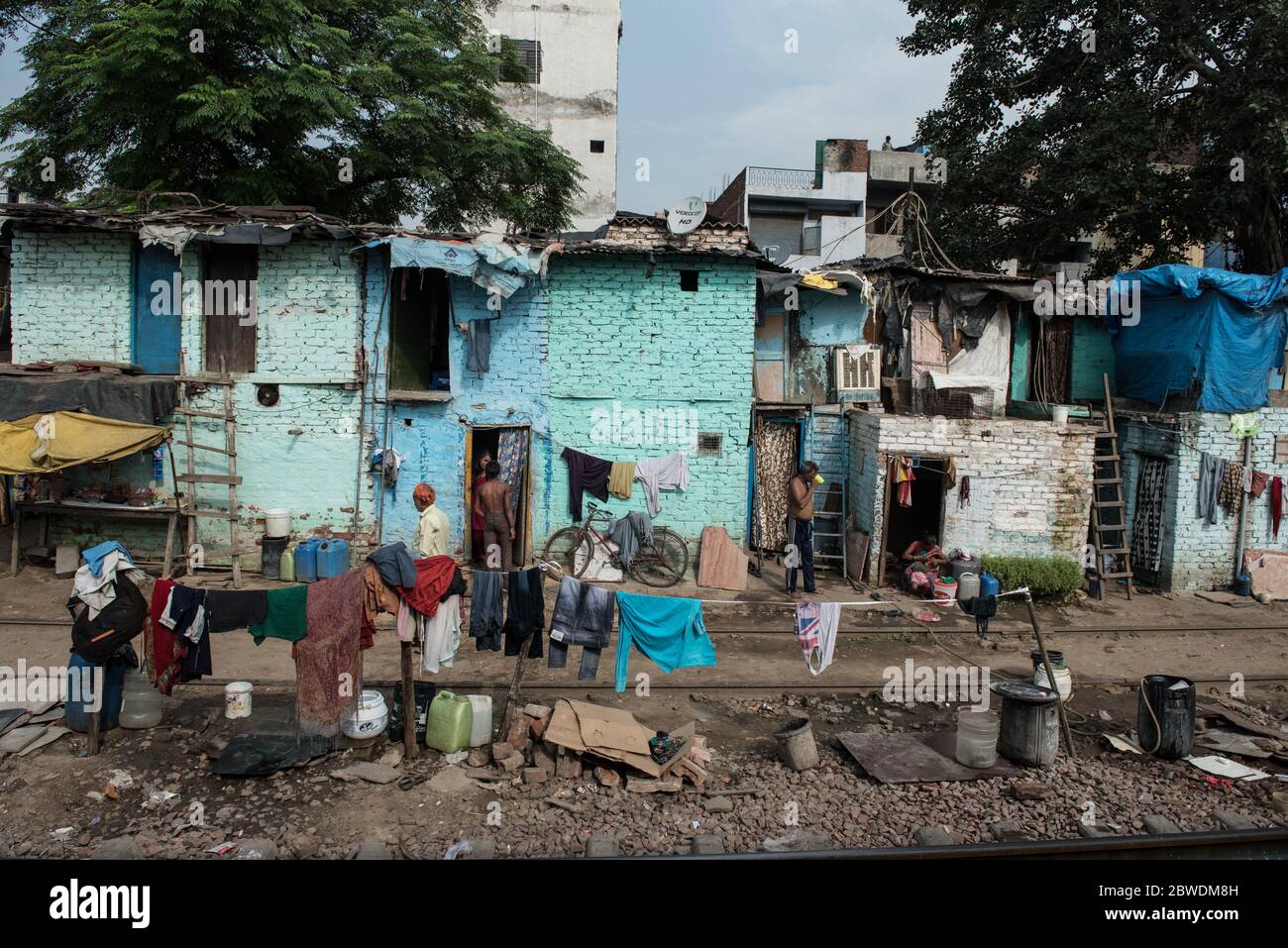 Slum affollati lungo le piste del treno. Nuova Delhi, India. Ferrovie dell'India. Foto Stock