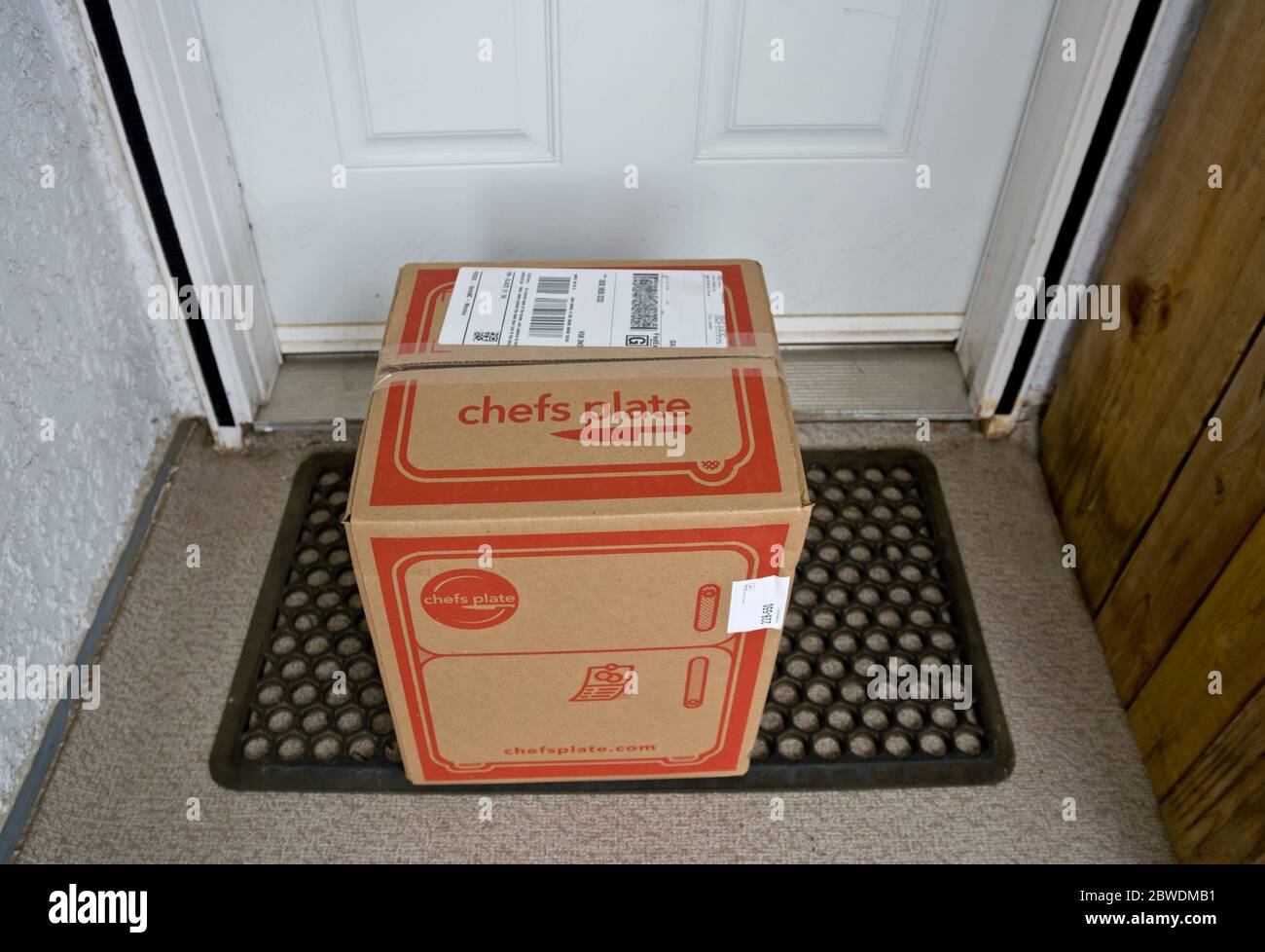 Kit pasto piatto dello chef consegnato a una porta di casa durante la pandemia di Covid19. Servizio di consegna in scatola di cibo canadese alla porta. Foto Stock