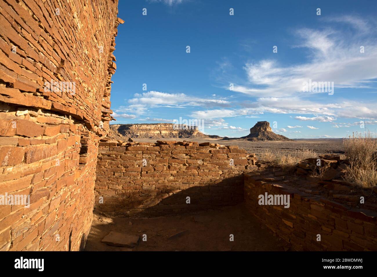 NM00334-00...NUOVO MESSICO - UN muro alla rovina della comunità una Vida con vista di Fajada Butte in lontananza nel Parco storico Nazionale della Cultura Chaco. Foto Stock