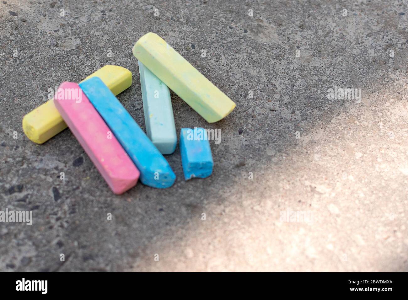 I pastelli multicolore si trovano sul marciapiede. Pastelli per disegnare. Foto Stock