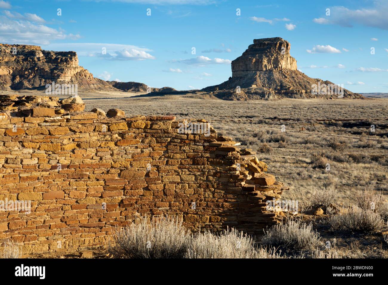 NM00337-00...NUOVO MESSICO - Muraglia della rovina di una Vida, costruita circa 900 anni fa dai Puebloans ancestrali, con Fajada Butte in lontananza, ora pa Foto Stock
