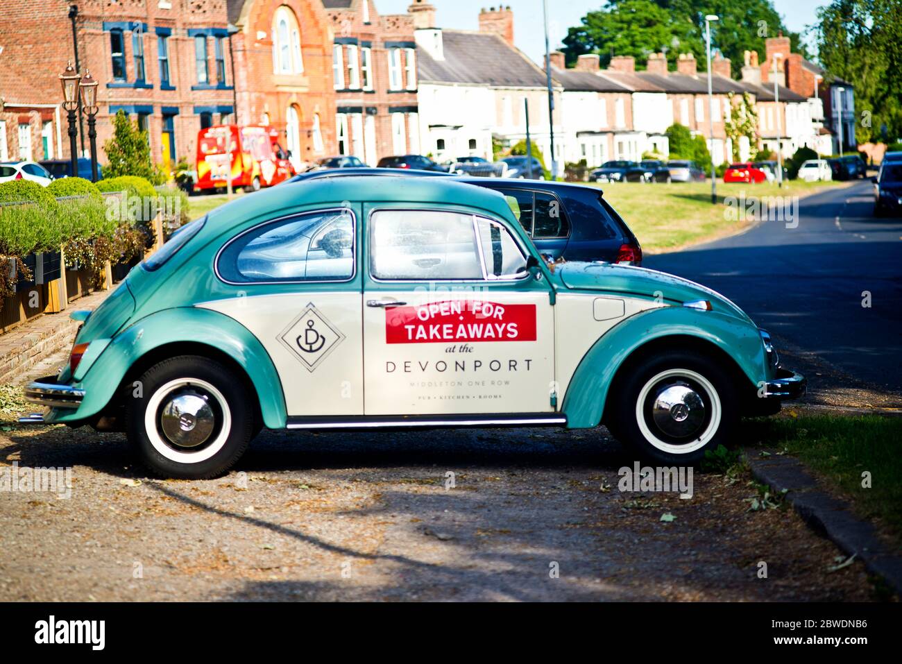 Volkswagen Beetle pubblicità aperta per takeaways per il Devonport, Middleton su Row, Borough di Darlington, Inghilterra Foto Stock