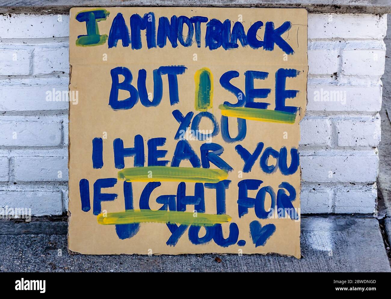 Un segnale di sostegno agli afroamericani si trova contro un muro nel Mardi Gras Park durante la protesta "We Still Can't Breathe: Mobile's Call to Action". Foto Stock