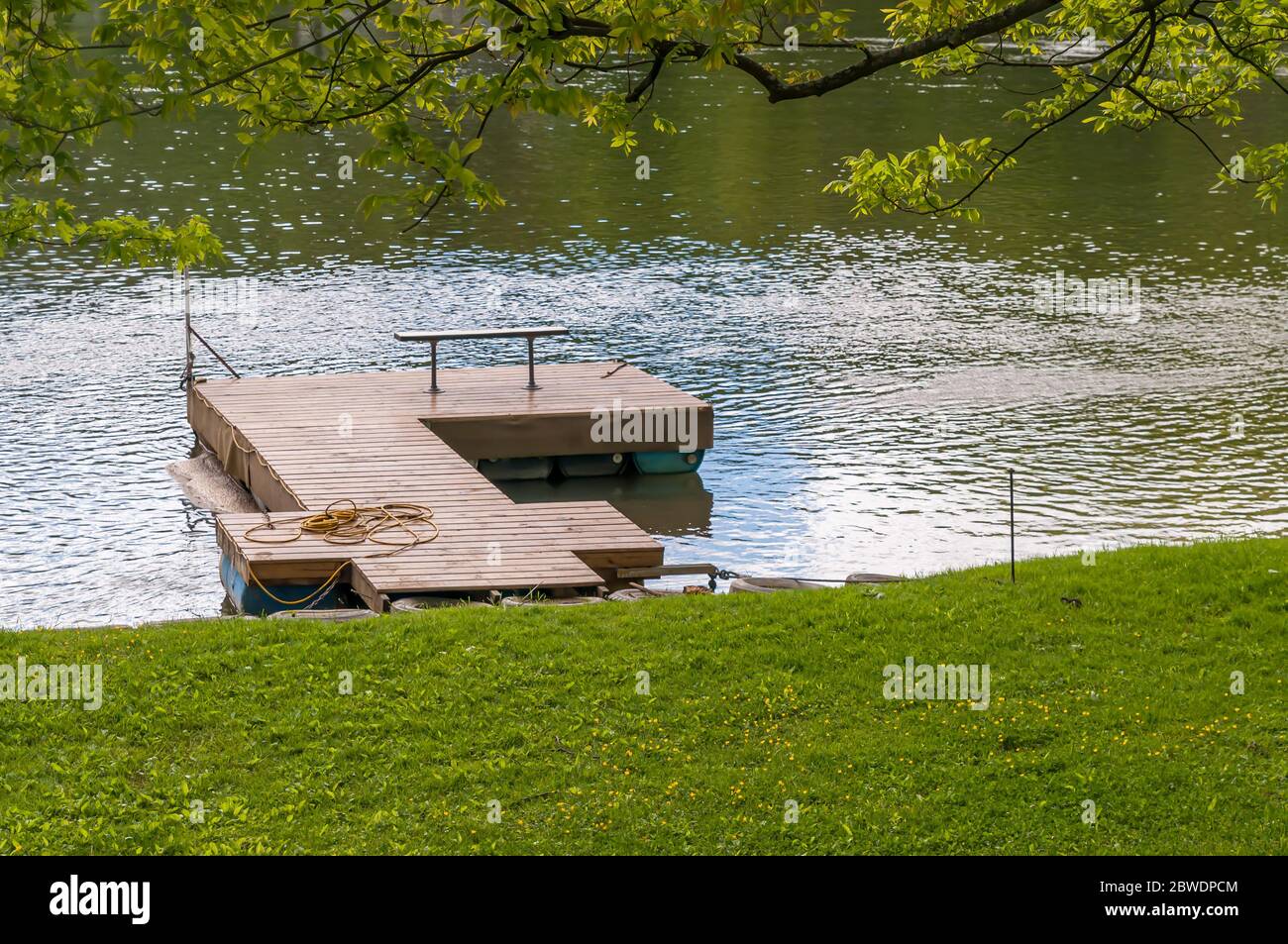 Una barca di legno attracca sul fiume Allegheny in una giornata estiva soleggiata nella contea di Warren, Pennsylvania, Stati Uniti Foto Stock