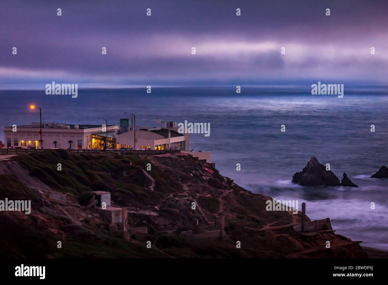 Rovine dei bagni Sutro a Lands End su Ocean Beach, la Cliff House sullo sfondo a San Francisco, California con Seal Rock e Oceano Pacifico Foto Stock