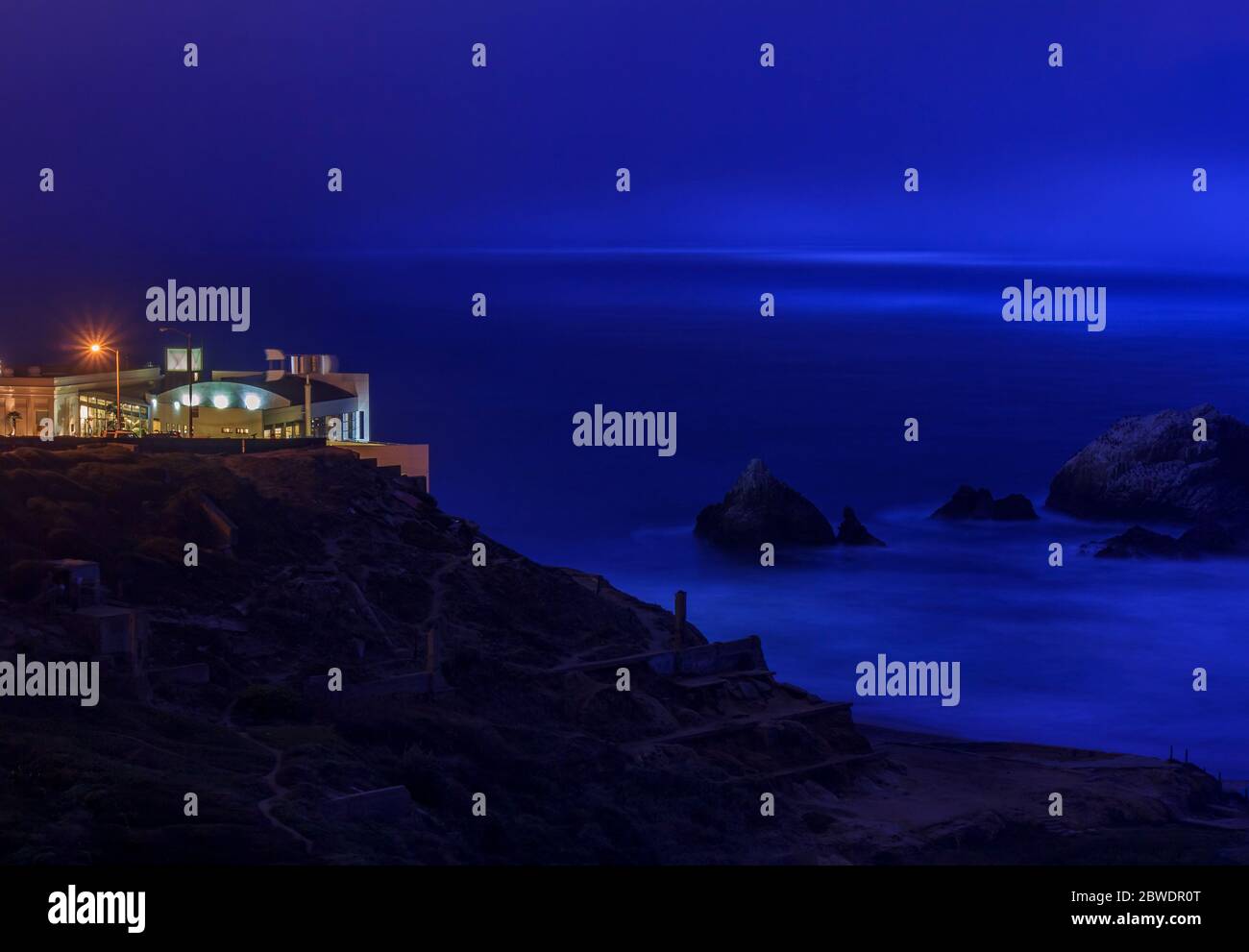 Rovine dei bagni Sutro a Lands End su Ocean Beach, la Cliff House sullo sfondo a San Francisco, California con Seal Rock e Oceano Pacifico Foto Stock