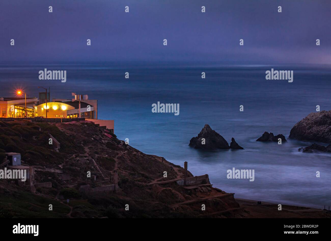 Rovine dei bagni Sutro a Lands End su Ocean Beach, la Cliff House sullo sfondo a San Francisco, California con Seal Rock e Oceano Pacifico Foto Stock