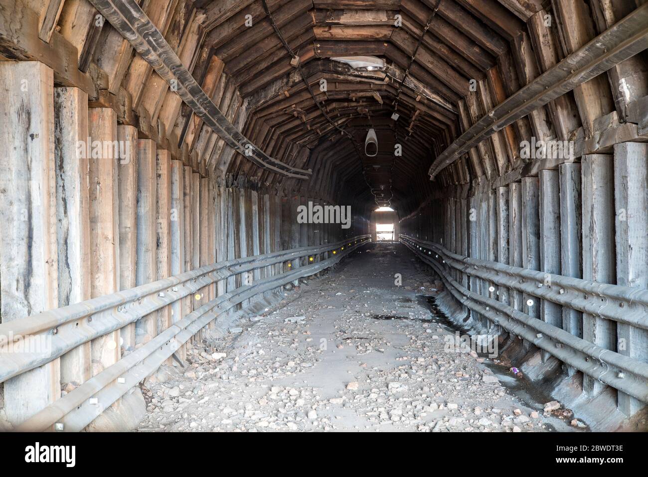 Roadway Tunnel abbandonato in Colorado, parte della corsa all'oro del Colorado e dell'espansione e della storia mineraria Foto Stock