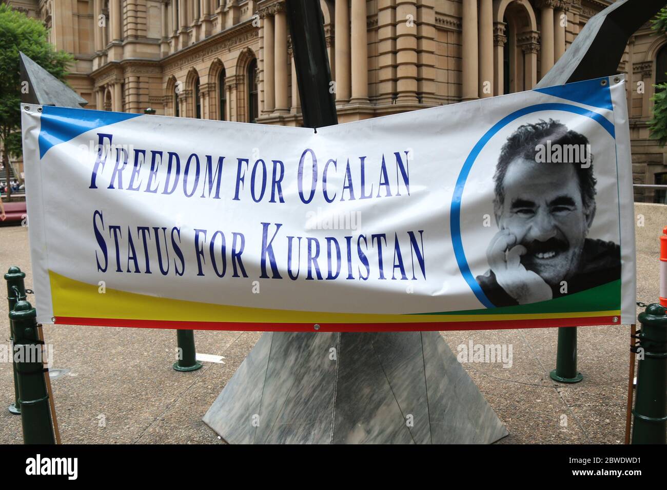 Il popolo curdo tiene una veglia illuminata da candele fuori dal Municipio di Sydney a sostegno di Abdullah Ocalan che è tenuto prigioniero sull'isola di Imrali, che loro considerano un Foto Stock