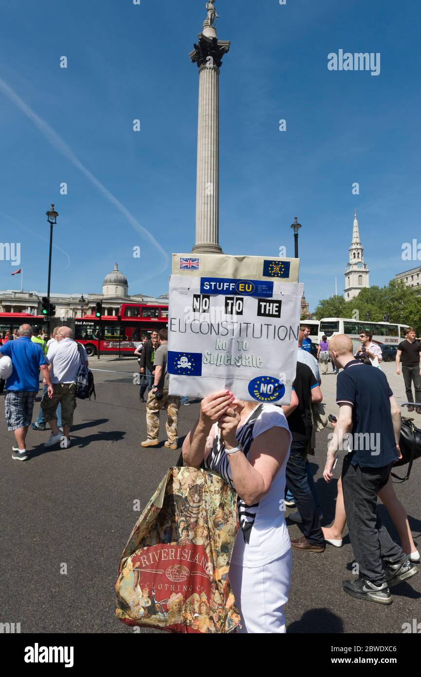 Un protesore contro l'immigrazione in una marcia organizzata da un gruppo che si chiama "cittadini britannici contro estremisti musulmani". La protesta è circa il per Foto Stock