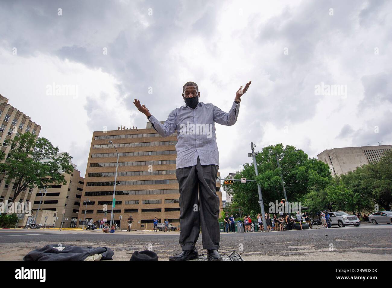 Centro di Austin. 31 maggio 2020. Un protestore si prende tempo per pregare all'entrata anteriore della capitale dello Stato del Texas nel centro di Austin. Austin, Texas. Mario Cantu/CSM/Alamy Live News Foto Stock