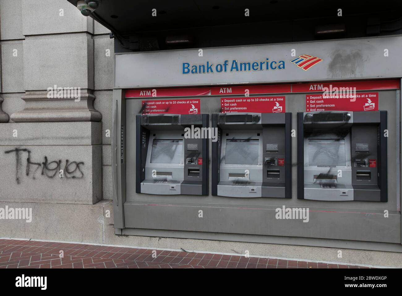 San Francisco, Stati Uniti. 31 maggio 2020. San Francisco, CA - 31 maggio 2020: Bank of America ATM macchina nel centro di San Francisco dopo la protesta di George Floyd il 31 maggio 2020 a San Francisco, California. Credit: Raymond Ahner/The Photo Access Credit: The Photo Access/Alamy Live News Foto Stock