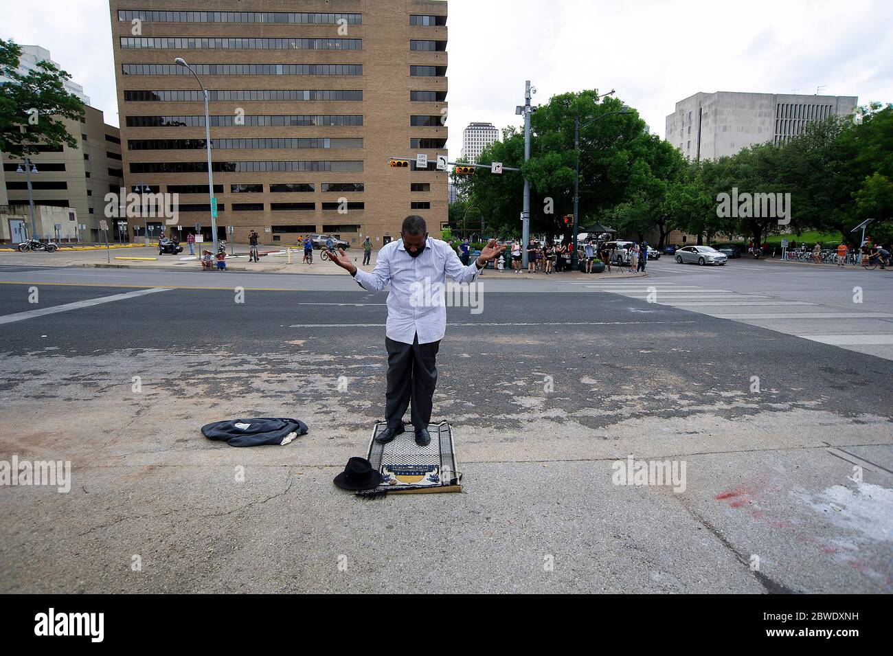 Centro di Austin. 31 maggio 2020. Un protestore si prende tempo per pregare all'entrata anteriore della capitale dello Stato del Texas nel centro di Austin. Austin, Texas. Mario Cantu/CSM/Alamy Live News Foto Stock