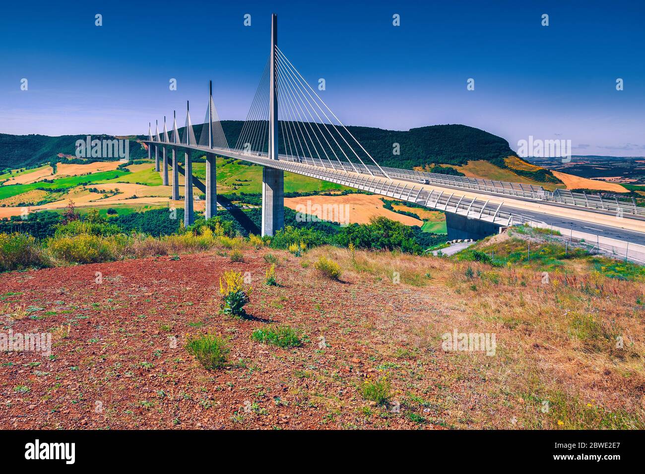 Edificio famoso e punto di riferimento in Francia. Viadotto di Millau sui campi e valle, Aveyron regione, Francia, Europa Foto Stock