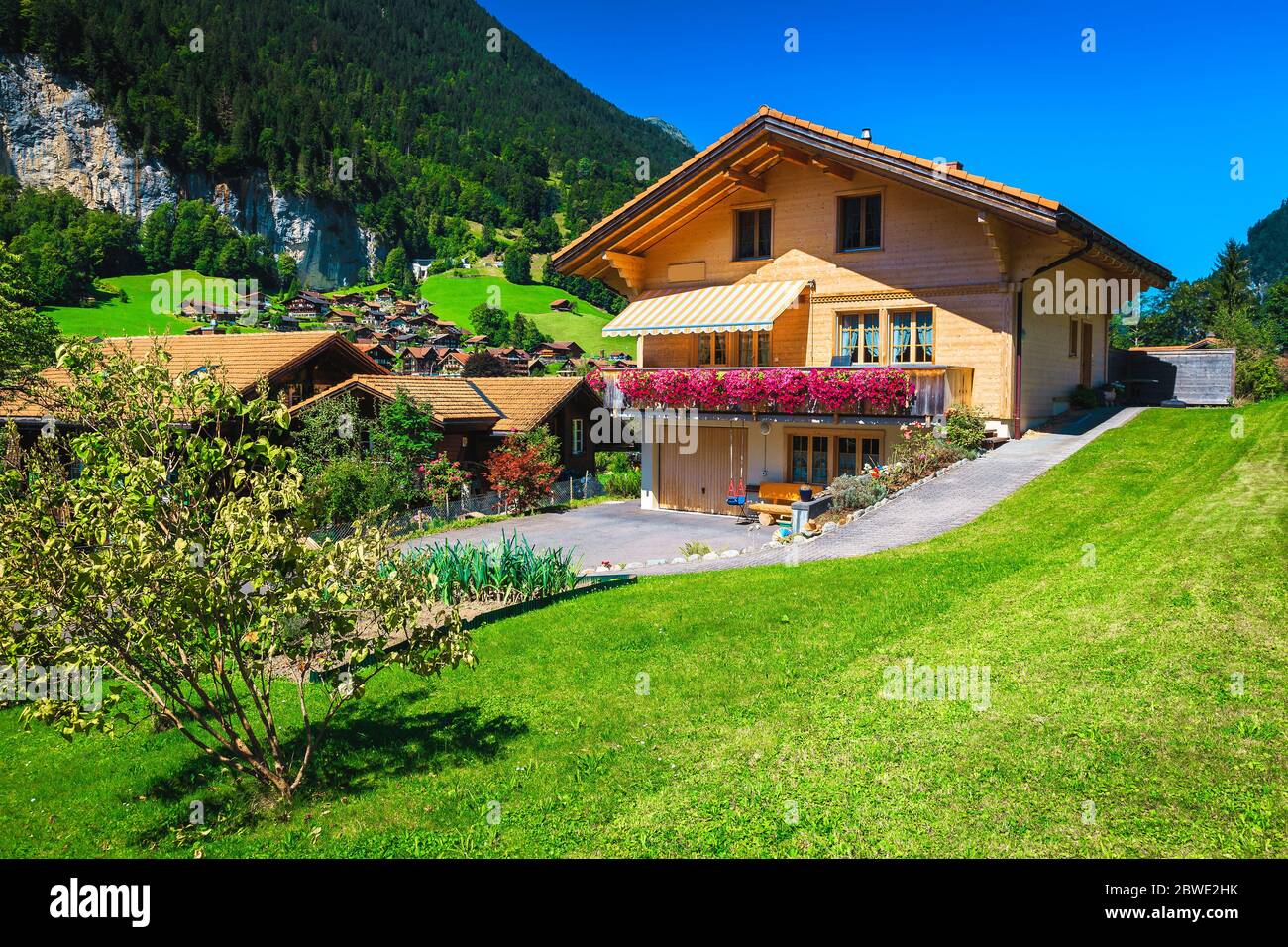 Casa in legno carino con terrazza fiorita e piccolo orto, Svizzera, Europa Foto Stock