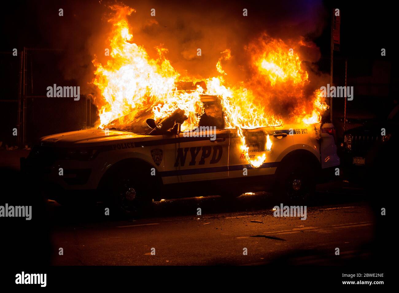 Pechino, Stati Uniti. 30 maggio 2020. Un SUV del dipartimento di polizia di New York brucia durante una protesta per la morte di George Floyd nel quartiere di Brooklyn di New York, Stati Uniti, il 30 maggio 2020. Sabato, funzionari di New York hanno denunciato atti di violenza nelle proteste della città per la morte di George Floyd, dopo che circa 300 manifestanti sono stati arrestati in giorni. Il sindaco Bill de Blasio ha detto in una conferenza che alcuni manifestanti "hanno avuto un programma di violenza e incitamento" e la città non lo consente. Credit: Michael Nagle/Xinhua/Alamy Live News Foto Stock