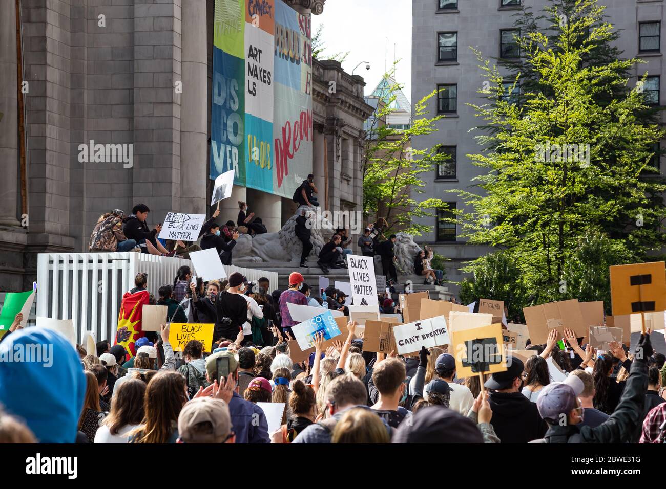 Grande folla di persone che protestano contro Black Lives Matter alla Vancouver Art Gallery Foto Stock