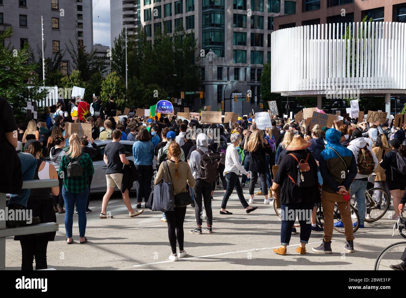 Grande folla di persone che protestano contro Black Lives Matter alla Vancouver Art Gallery Foto Stock