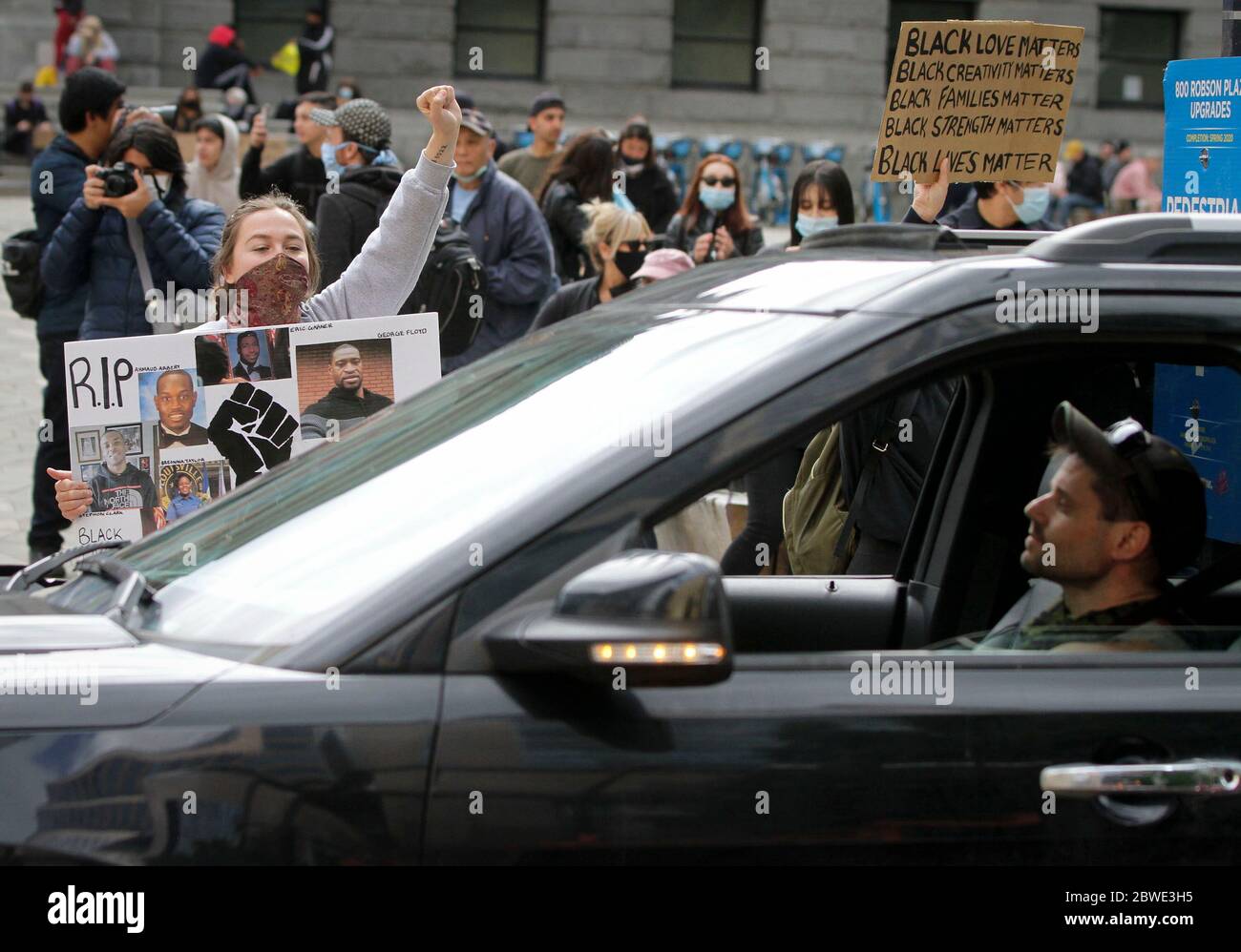 Vancouver, Canada. 31 maggio 2020. I manifestanti si radunano per chiedere giustizia a George Floyd, un uomo nero disarmato, è morto di brutalità della polizia a Minneapolis, Stati Uniti, il 25 maggio, a Vancouver, British Columbia, Canada, 31 maggio 2020. Credit: Liang Sen/Xinhua/Alamy Live News Foto Stock