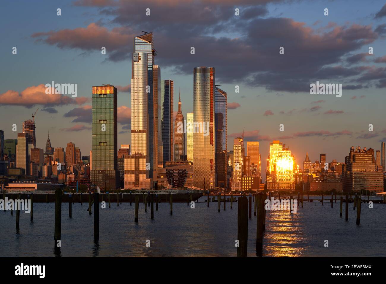 I grattacieli di Hudson Yards, di recente sviluppo, al tramonto. Manhattan Midtown West, dall'altra parte del fiume Hudson, New York City, NY, USA Foto Stock