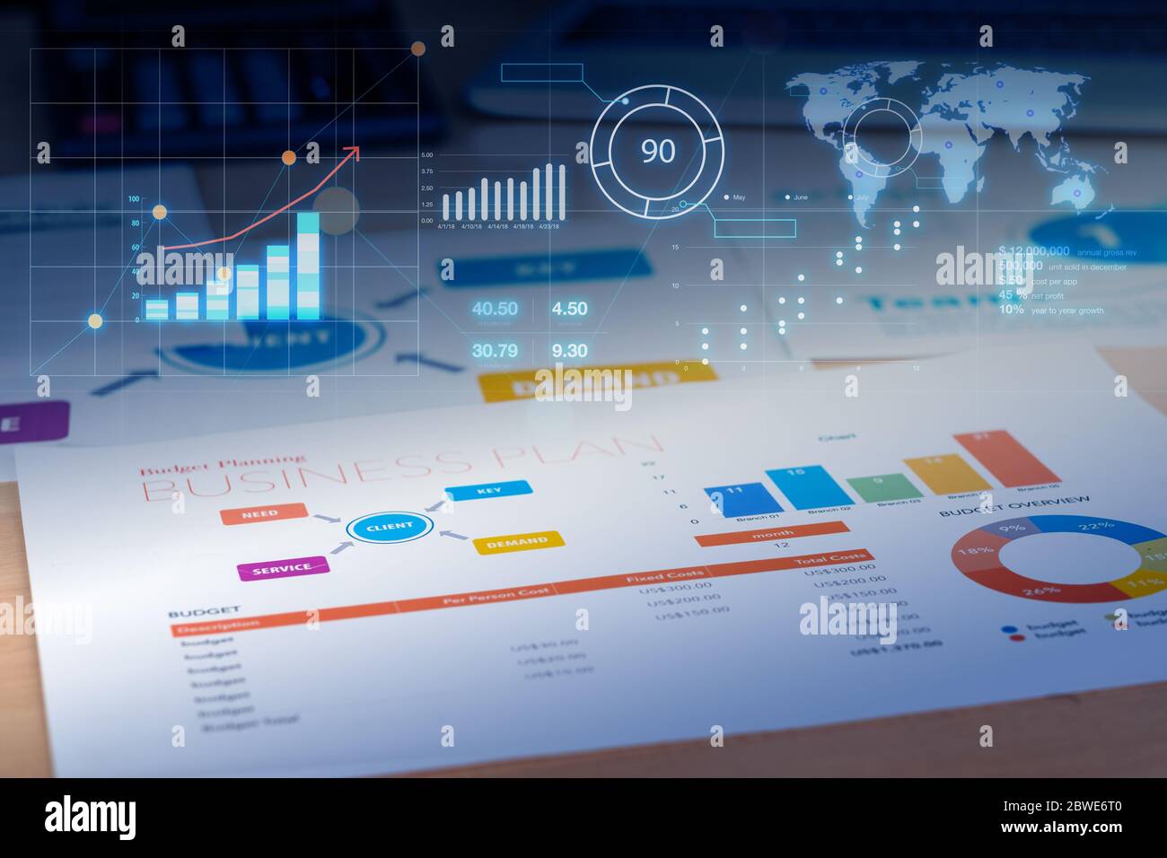 Piano aziendale con grafico finanziario e diagramma luminoso della crescita futura e notebook in background Foto Stock