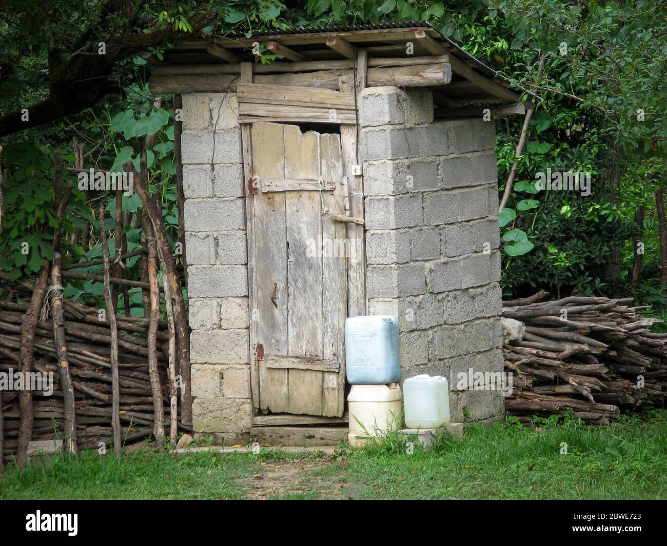 WC rustico. WC esterno rustico si trova nel giardino. Stile di vita rurale,  latrina, wc, outhouse, architettura, natura, vecchio, rustico, bagno, paese  Foto stock - Alamy