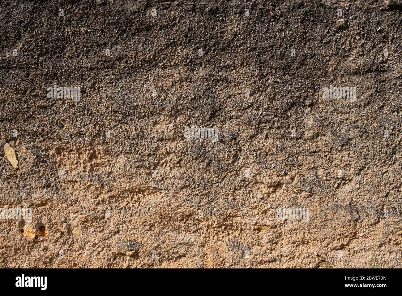 Colore marrone sfondo parete ruvido invecchiato. Facciata esterna di una vecchia casa abbandonata. Struttura delle pareti alterata e sbiadita, Foto Stock