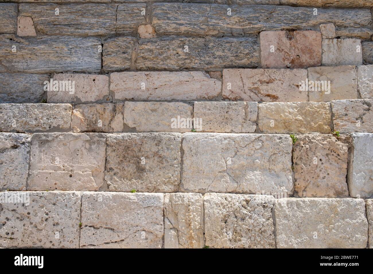 Blocchi di marmo, fondo in pietra naturale, colore beige bianco, marmo greco antico, piantana in acropoli con vista in primo piano Foto Stock