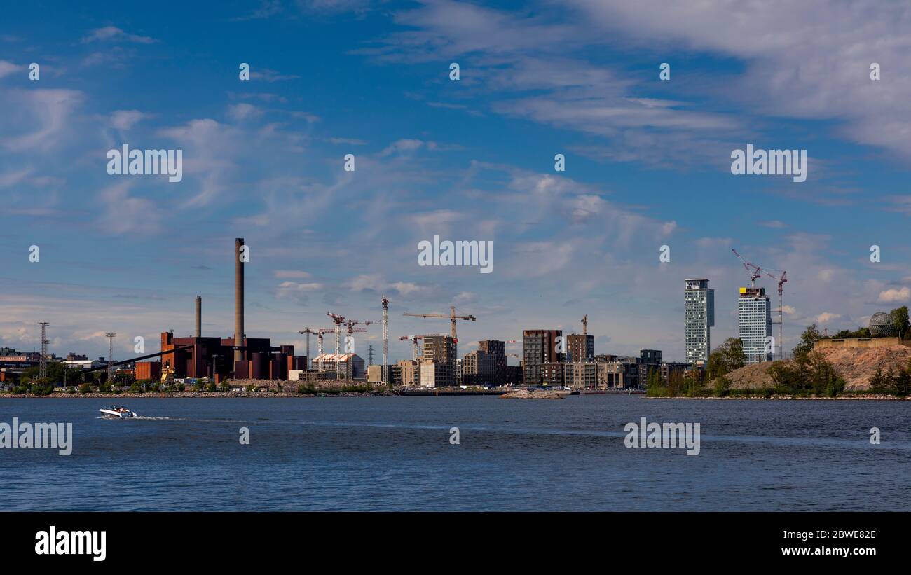 La città di Helsinki è circondata dal mare da est, sud e ovest. Il nuovo quartiere residenziale, Kalasatama, ha gli edifici residenziali più alti della città. Foto Stock