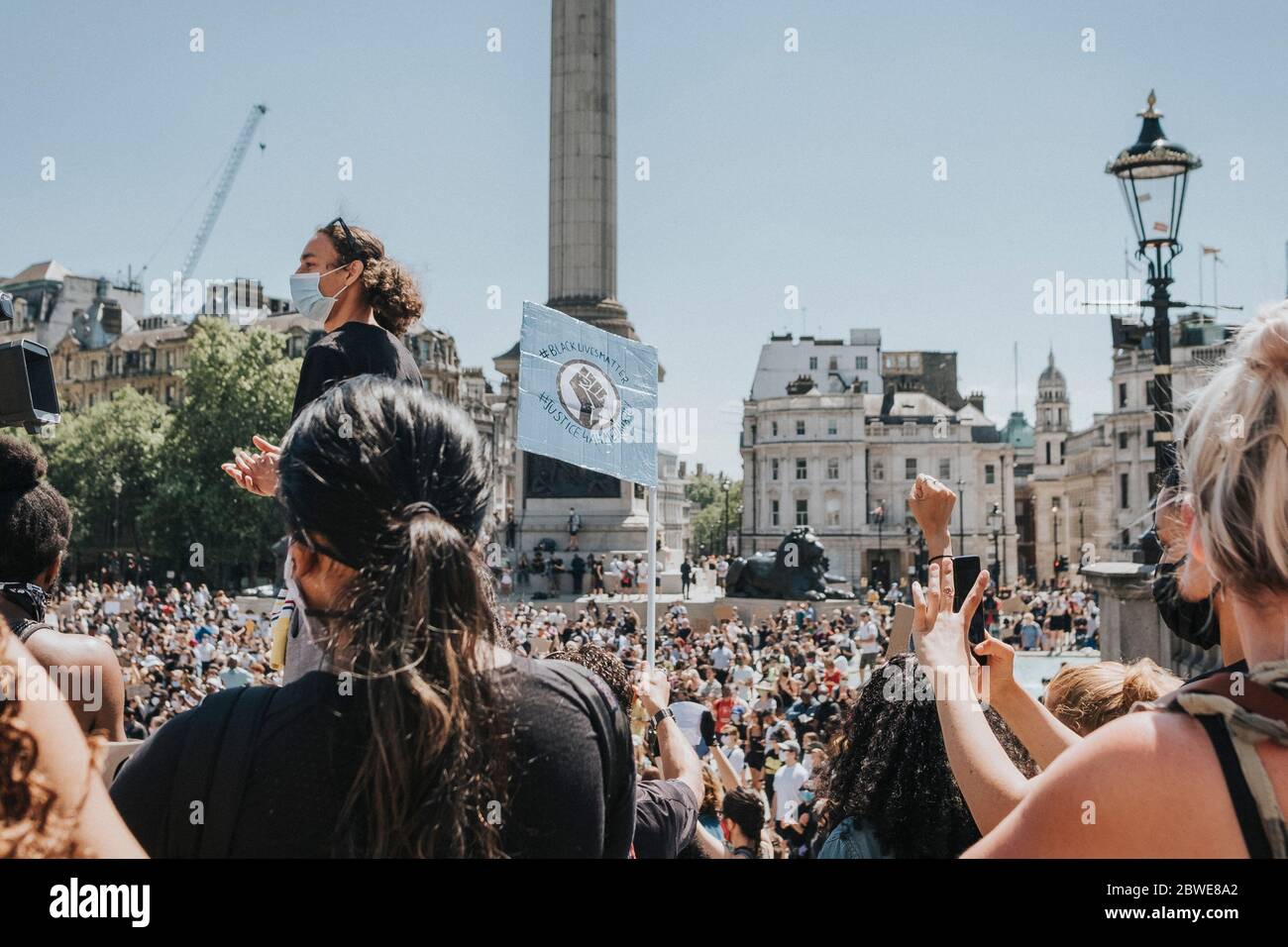 Black Lives Matter proteste la gente partecipa a una protesta in memoria di George Floyd a Trafalgar Square a Londra, domenica 31 maggio 2020 Foto Stock