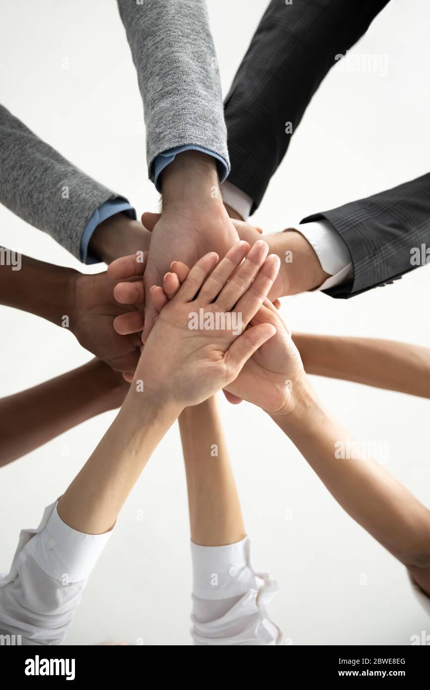 Primo piano verticale foto diverse persone aziendali che impilano le mani Foto Stock