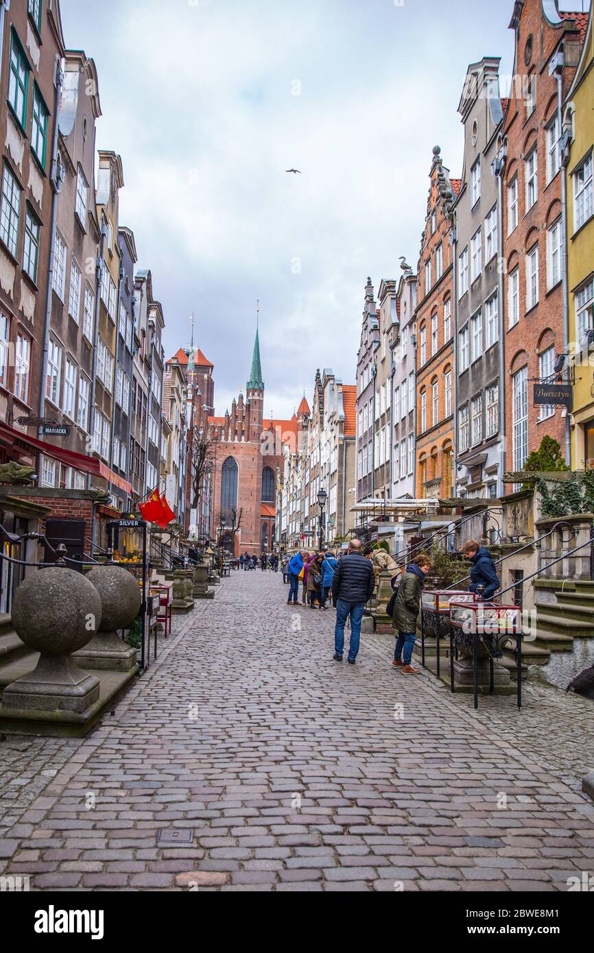Gdansk, Polonia - 12 aprile 2019; via Mariacka con la cattedrale di Santa Maria sullo sfondo Foto Stock