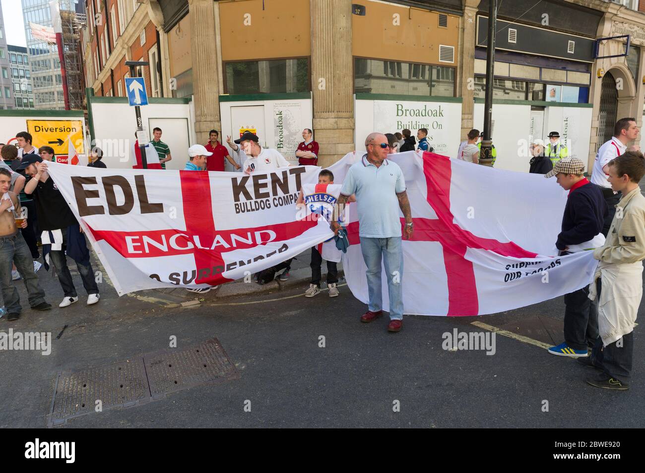 Membri della Lega della Difesa inglese (EDL) in una marcia organizzata da un gruppo che si chiama 'cittadini britannici contro estremisti musulmani'. La protesta è circa t Foto Stock