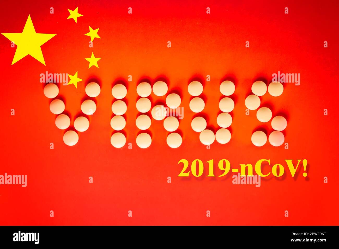 La parola virus è scritta su sfondo rosso. Il nuovo coronavirus-2019-nCoV, il concetto del virus Wuhan. Lo scoppio cinese del coronavirus. Rosso Foto Stock