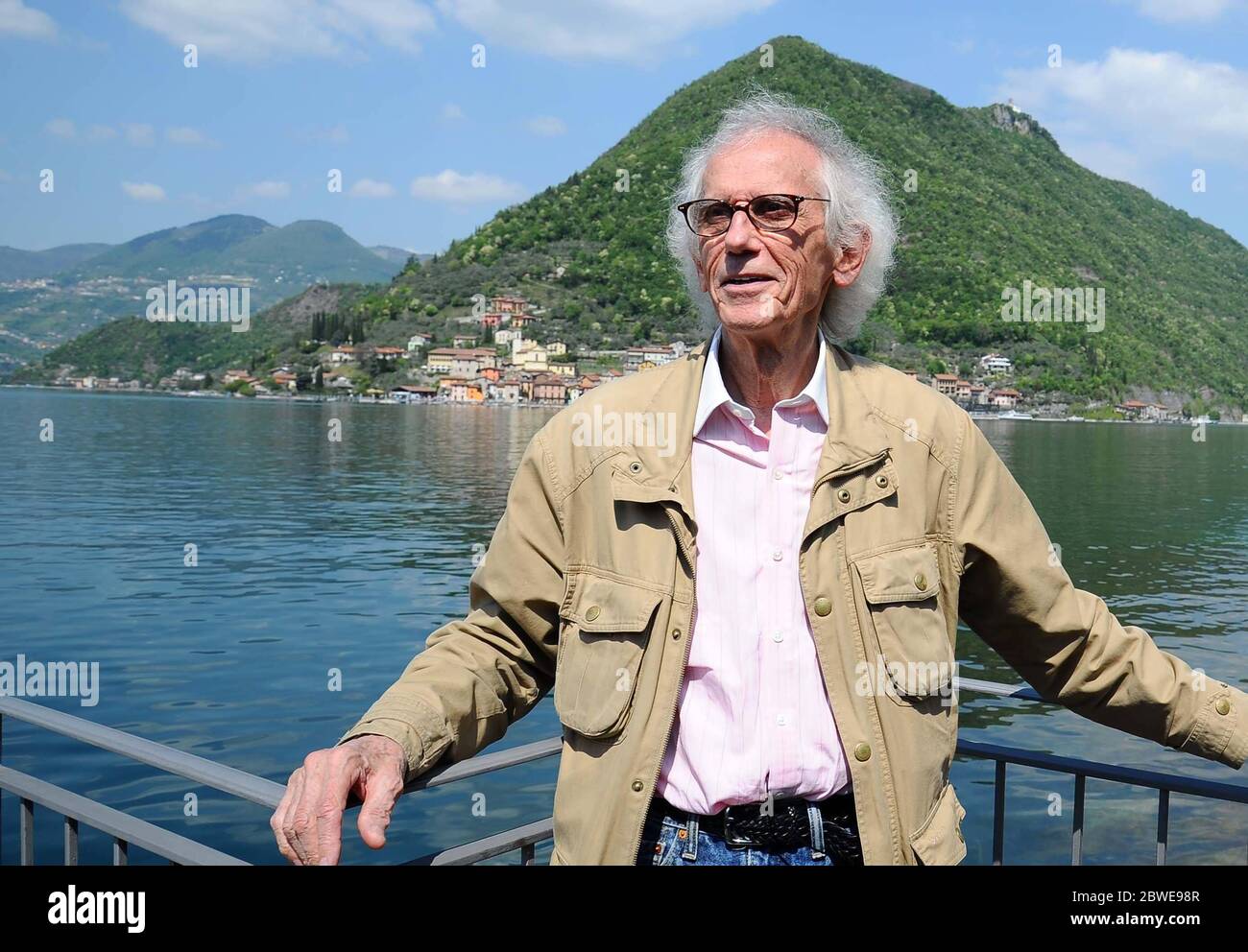 Christo, Presentazione del nuovo progetto dell'artista Christo e Germano Celant a Sarnico, un passaggio che collega la terraferma all'isola, Brescia 23 aprile 2015 tel. andrea campanelli fotogramma/brescia (andrea campanelli/Fotogramma, SULZANO - 2015-04-23) ps la foto può essere utilizzata nel contesto in cui è stata scattata, E senza intento diffamatorio del decoro delle persone rappresentate (andrea campanelli/Fotogramma, Archivio Foto - 2020-06-01) p.s. la foto e' utilizzabile nel messaggio del contenuto in cui e' stata attaccata, e senza intendimento diffamatorio del decoro delle p Foto Stock