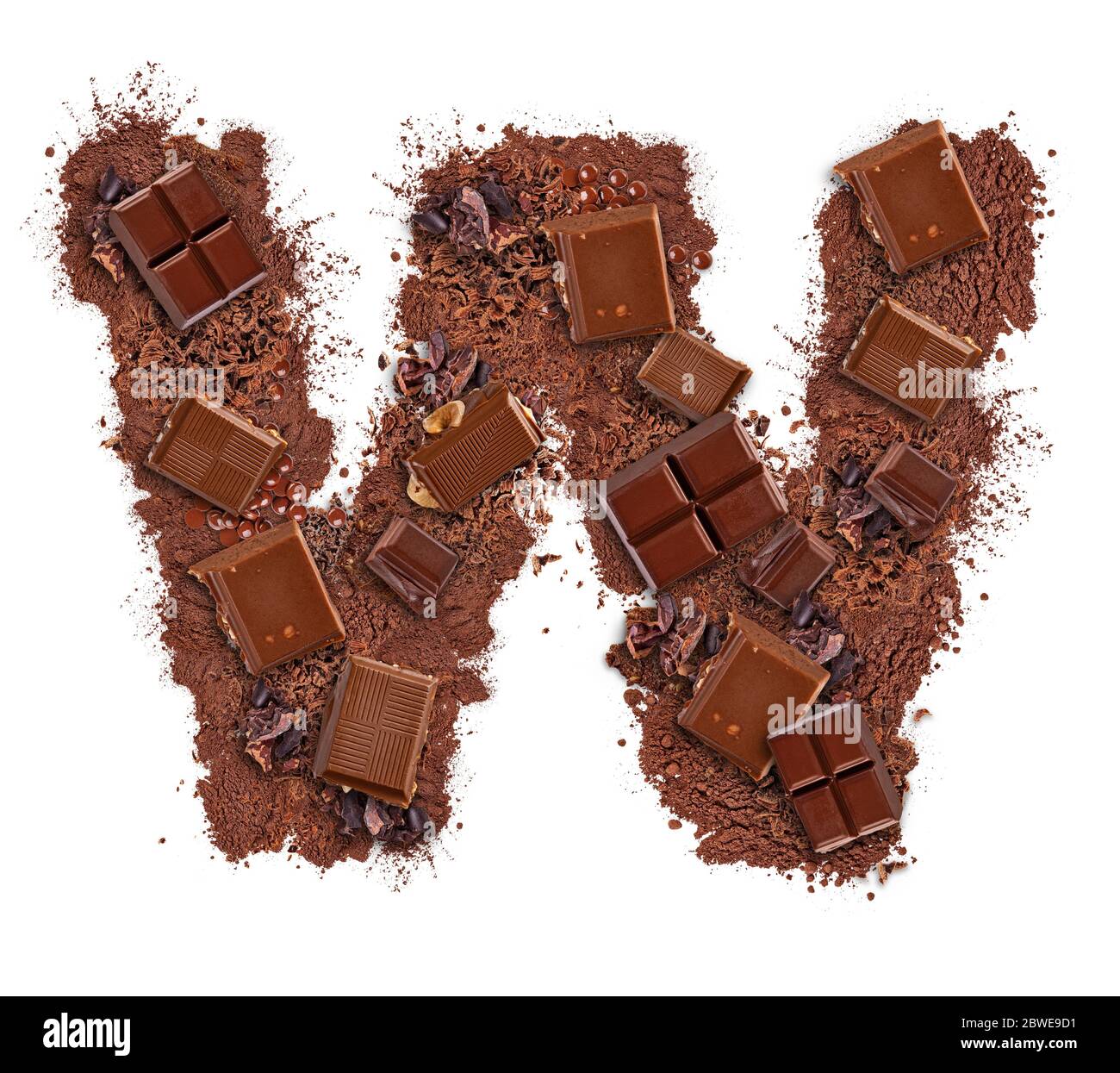 Lettera W fatta di pezzi di barretta di cioccolato isolati su sfondo bianco Foto Stock