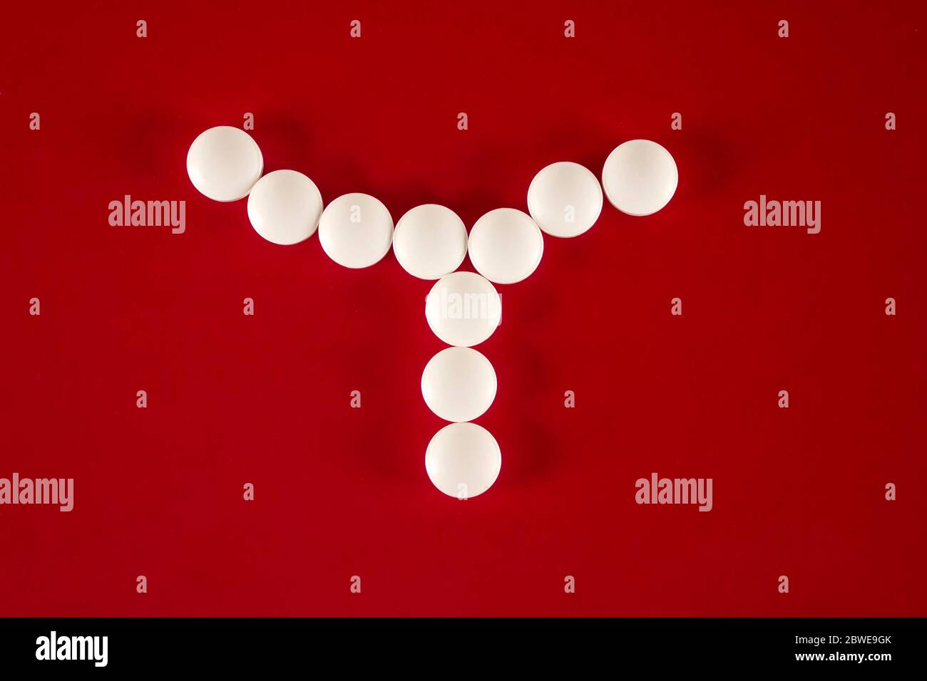 Cellula batterica composta da compresse bianche con spazio di copia per il testo su sfondo rosso, vista dall'alto Foto Stock