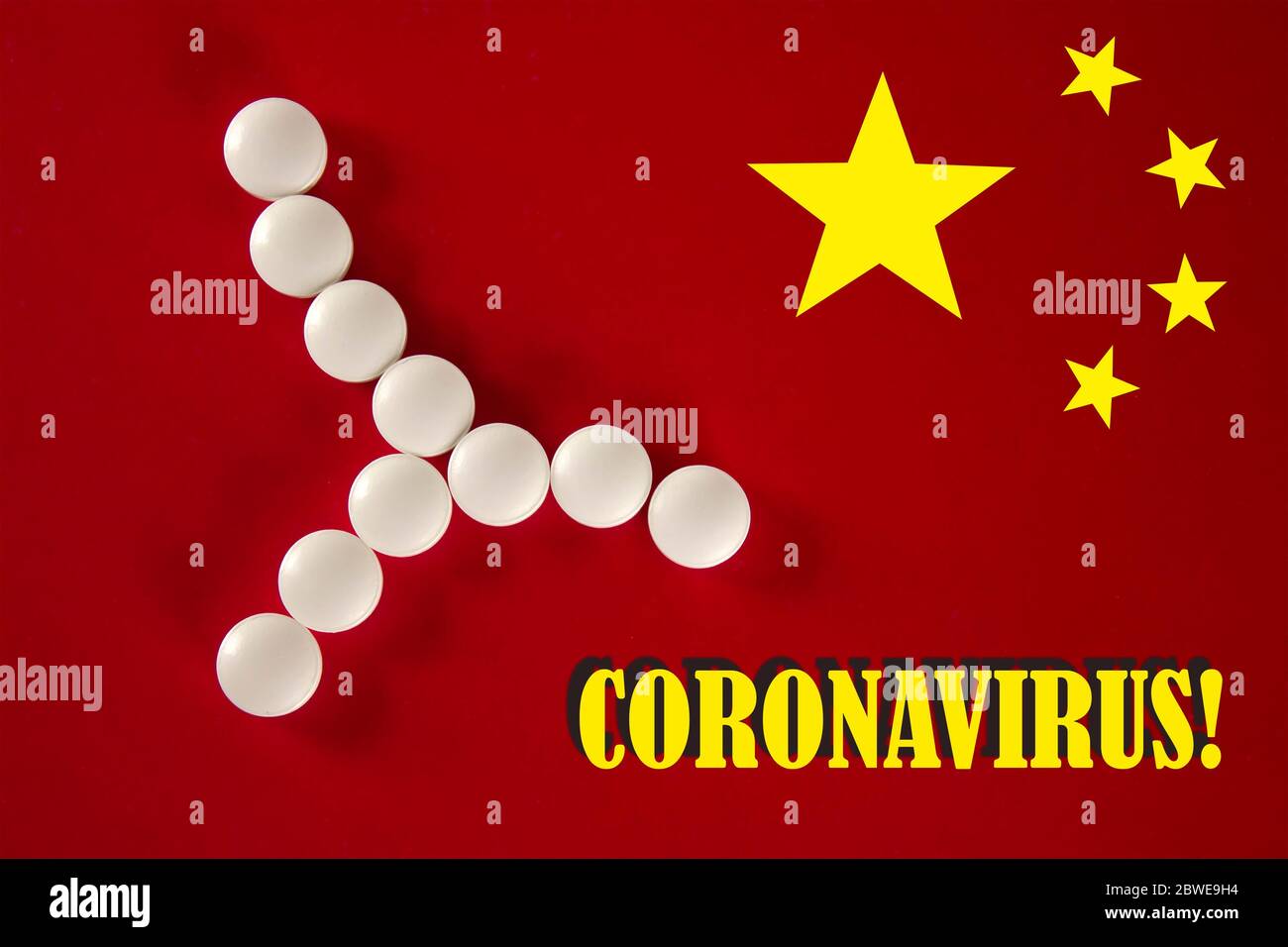 Cellula batterica composta da compresse bianche con l'iscrizione CORONAVIRUS su uno sfondo rosso della bandiera cinese, vista dall'alto. 2019 romanzo Coronavirus 2019-n Foto Stock
