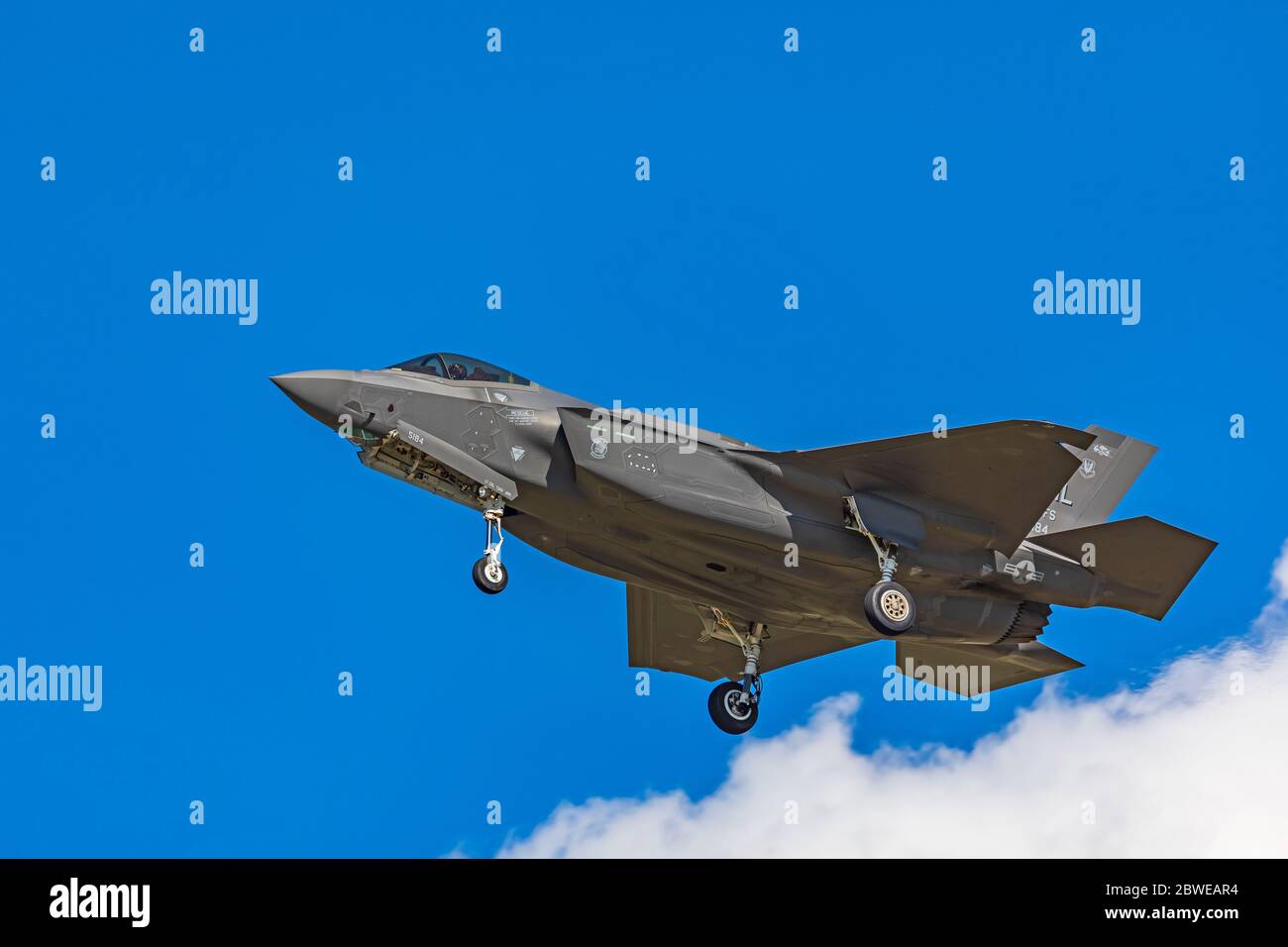 Questo combattente a reazione Lockheed Martin F-35A Lightning II si avvicina alla pista per atterrare alla base dell'aeronautica di Hill, Layton, Utah, USA. Foto Stock