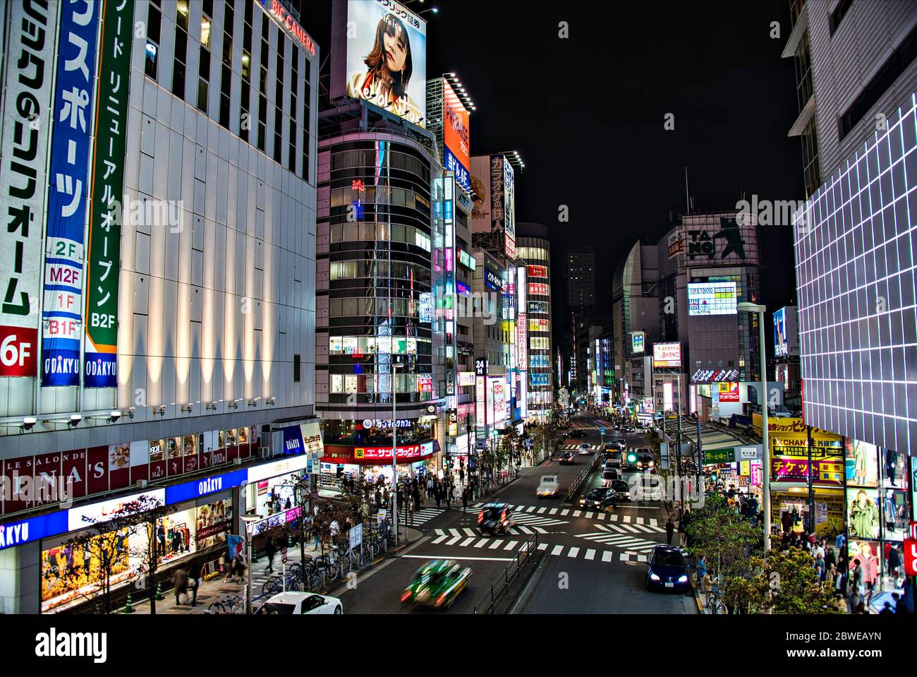 Strada commerciale vicino alle stazioni di Shinjuku, Tokyo, Giappone Foto Stock