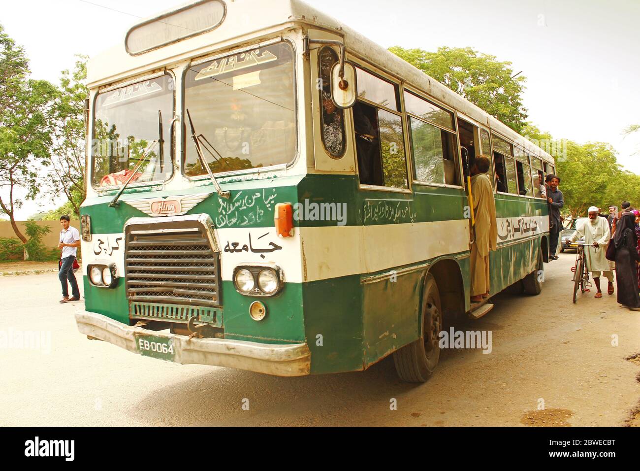 Università di Karachi - studenti che viaggiano in autobus universitario all'interno del campus 25/09/2012 Foto Stock