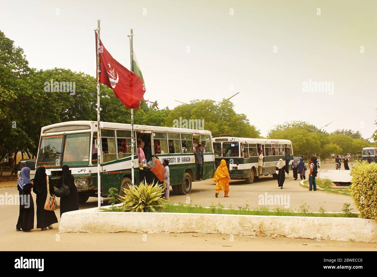 Università di Karachi - studenti che viaggiano in autobus universitario all'interno del campus 25/09/2012 Foto Stock