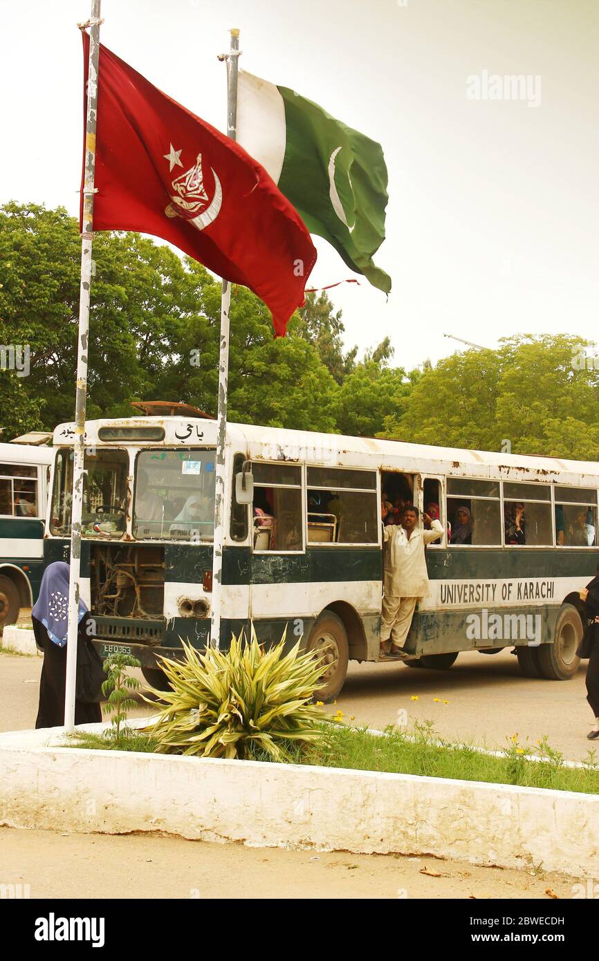 Università di Karachi - studenti che viaggiano in autobus universitario all'interno del campus 25/09/2012 Foto Stock